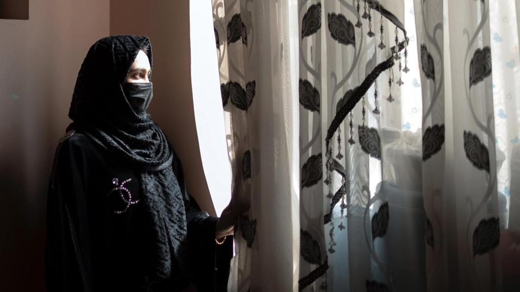 Sahar, una adolescente afgana, mira a través de la ventana de su casa. Todas sus hermanas están casadas y su madre está envejeciendo, por lo que ella asume gran parte de las responsabilidades del hogar.