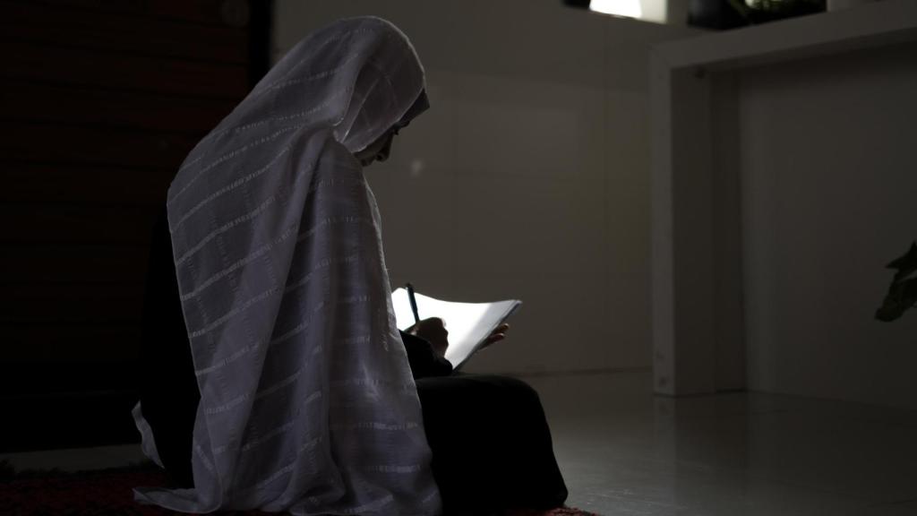 Una joven afgana con un libro de texto.