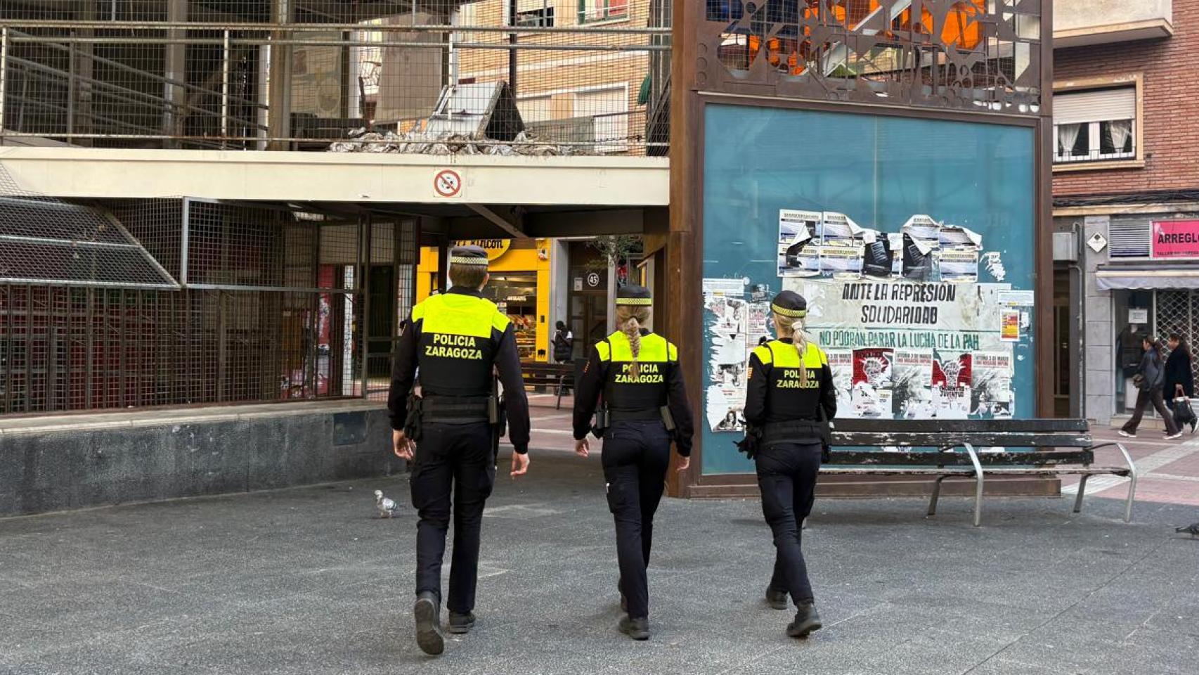 Agentes de la Policía Local de Zaragoza en la calle Delicias de Zaragoza 