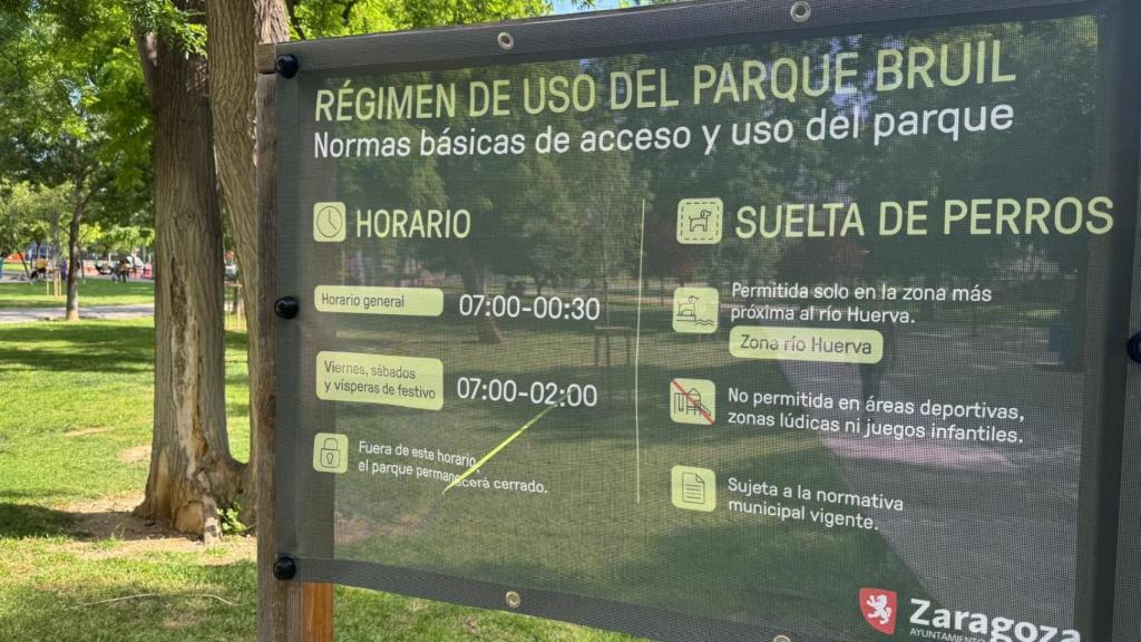 Actos vandálicos en un cartel del parque Bruil, en Zaragoza.
