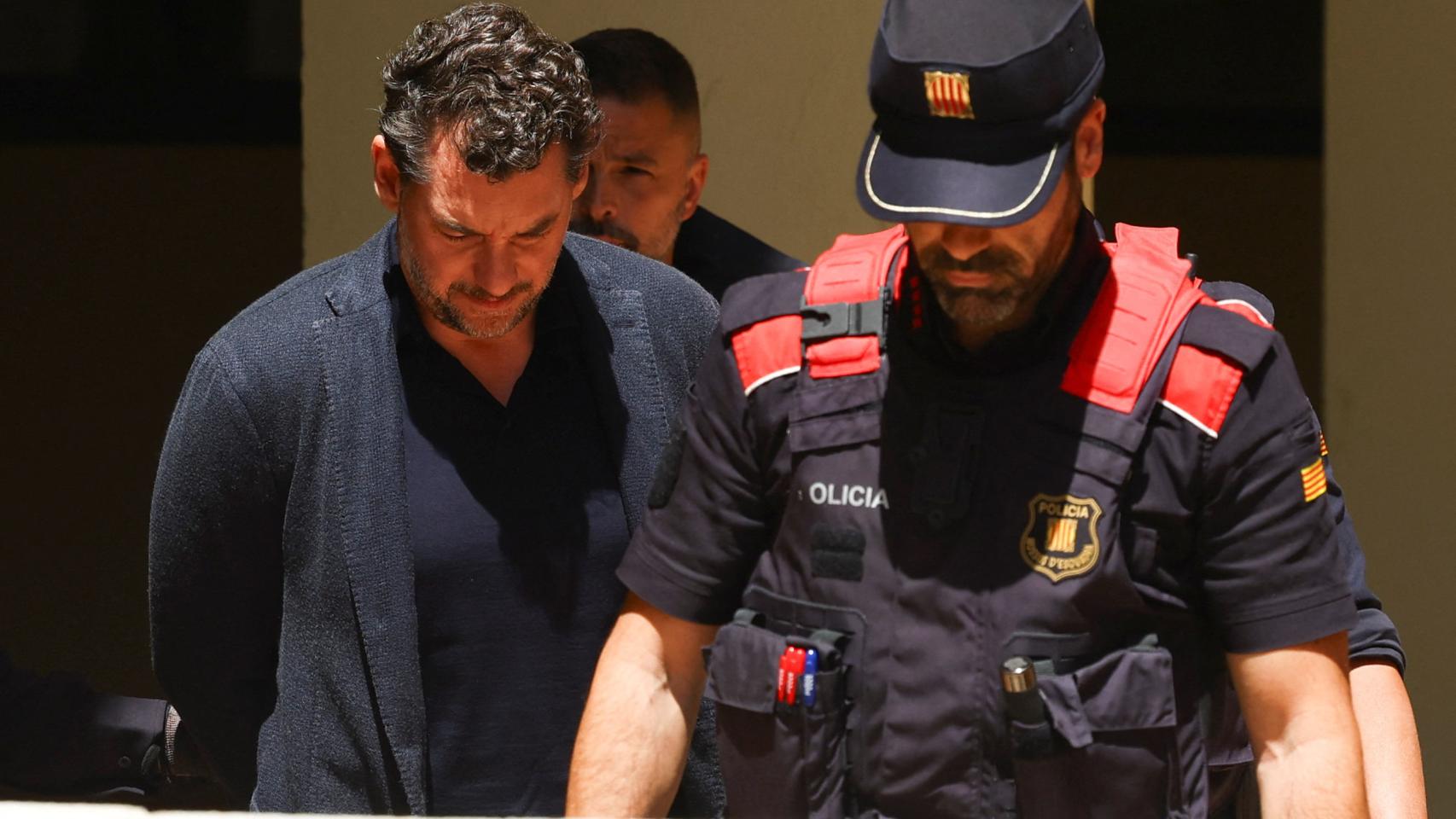 Jonathan Andic es escoltado por agentes de los Mossos d'Esquadra a los juzgados de Martorell, en Barcelona, tras ser detenido por el presunto homicidio de su padre, Isak Andic.