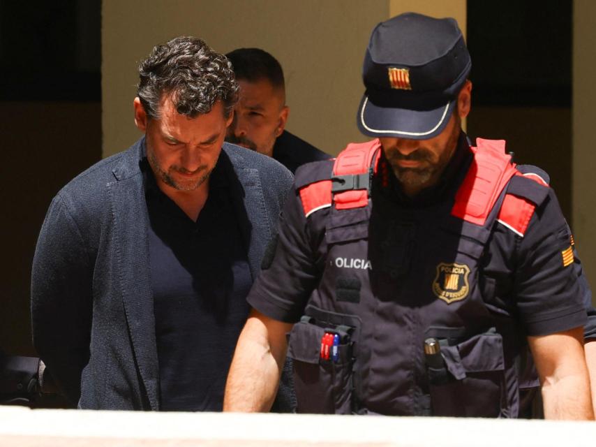 Jonathan Andic es escoltado por agentes de los Mossos d'Esquadra a los juzgados de Martorell, en Barcelona, tras ser detenido por el presunto homicidio de su padre, Isak Andic.
