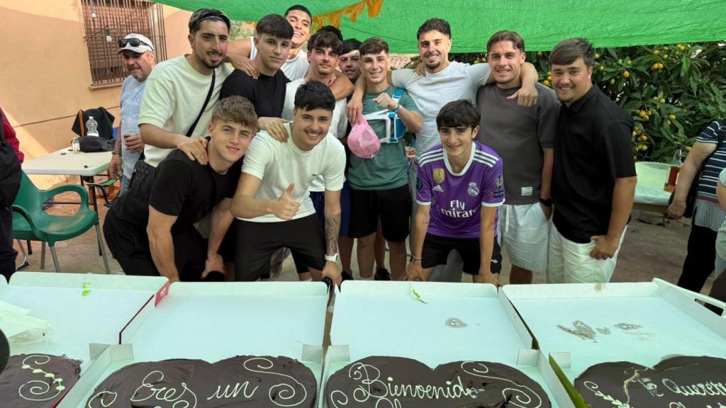 El joven con sus amigos.