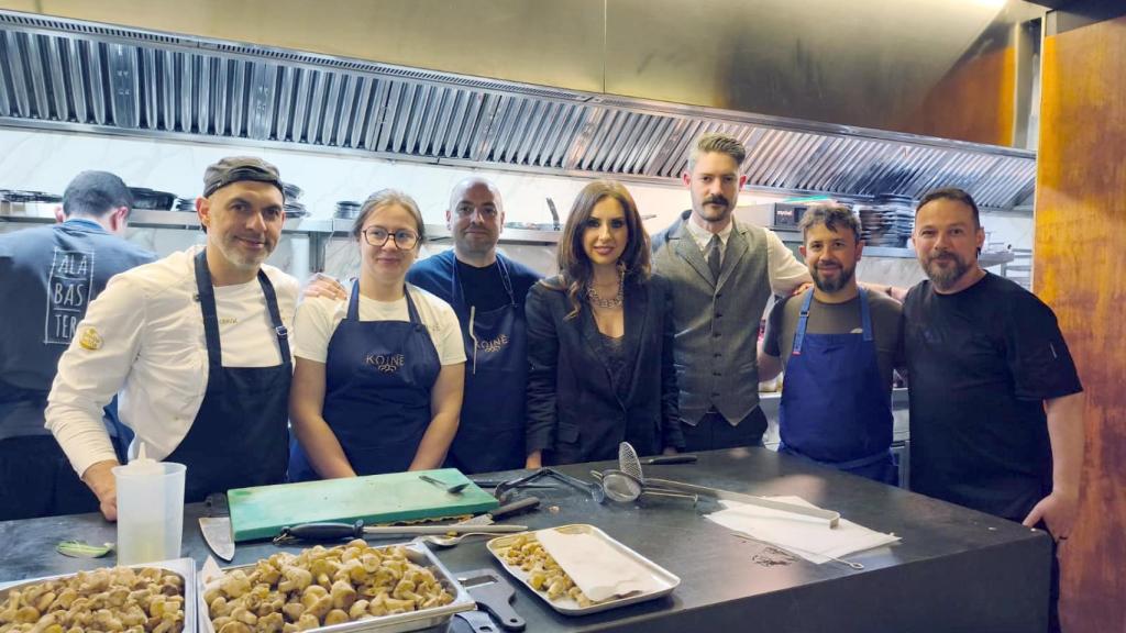 La concejal de Turismo de Alicante, Ana Poquet, con los chefs alicantinos y madrileños en el restaurante Alabaster de Madrid