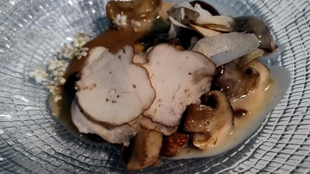 Perretxicos, frutos secos y consomé de caza con fondillón de Alicante.