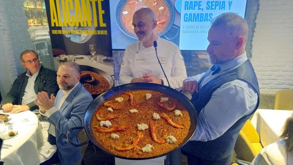 Óscar Cerdá y su arroz seco de rape, sepia y gambas.
