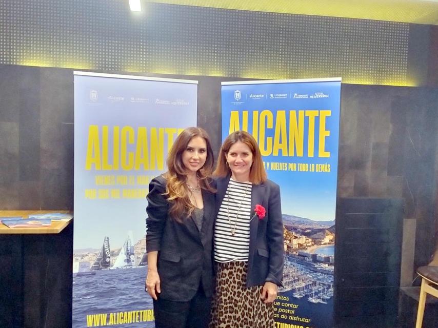 La concejal de Turismo de Alicante, Ana Poquet, junto a Samantha Vallejo-Nájera.