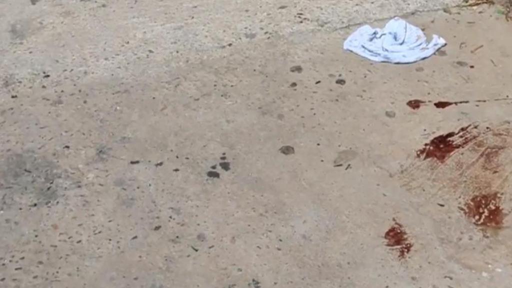 En la calle Mar Adriático había restos de sangre en el asfalto por el tiroteo.