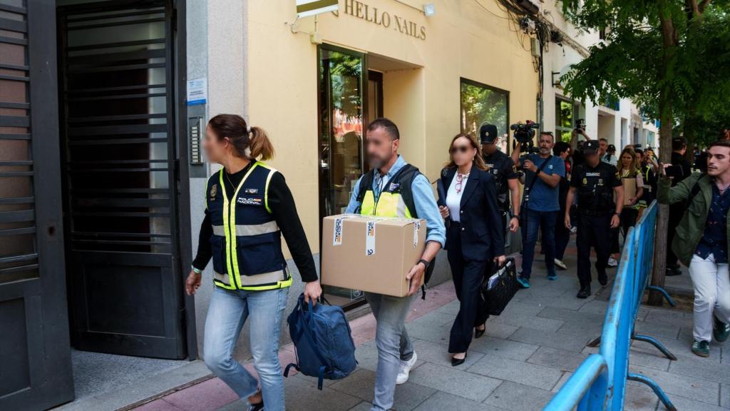 Agentes de la UDEF se llevan cajas con información del despacho de Zapatero.