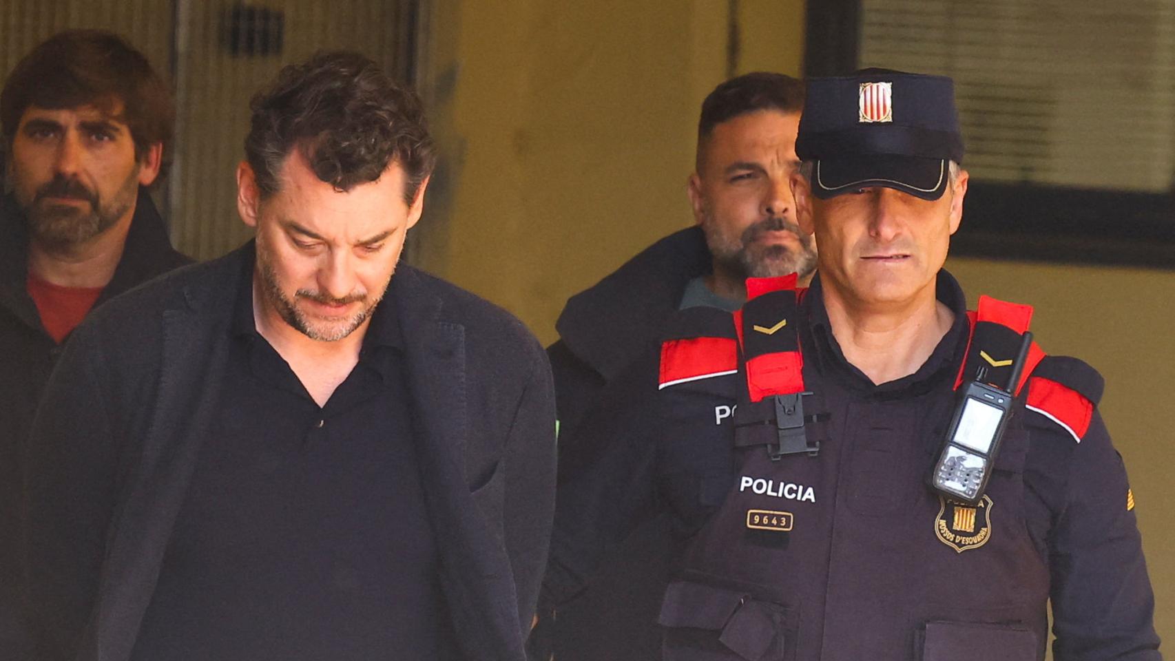 Jonathan Andic es escoltado por agentes de los Mossos d'Esquadra a los juzgados de Martorell, en Barcelona, tras ser detenido por el presunto homicidio de su padre, Isak Andic.