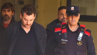 Jonathan Andic es escoltado por agentes de los Mossos d'Esquadra a los juzgados de Martorell, en Barcelona, tras ser detenido por el presunto homicidio de su padre, Isak Andic.