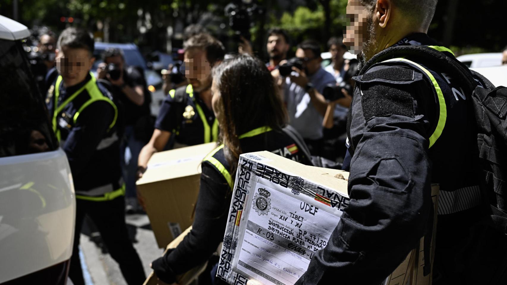 Agentes de la Udef salen con documentación de la oficina de Zapatero, este martes en Ferraz.