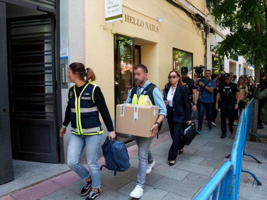Agentes de la UDEF salen del registro de la oficina de Zapatero en Ferraz.