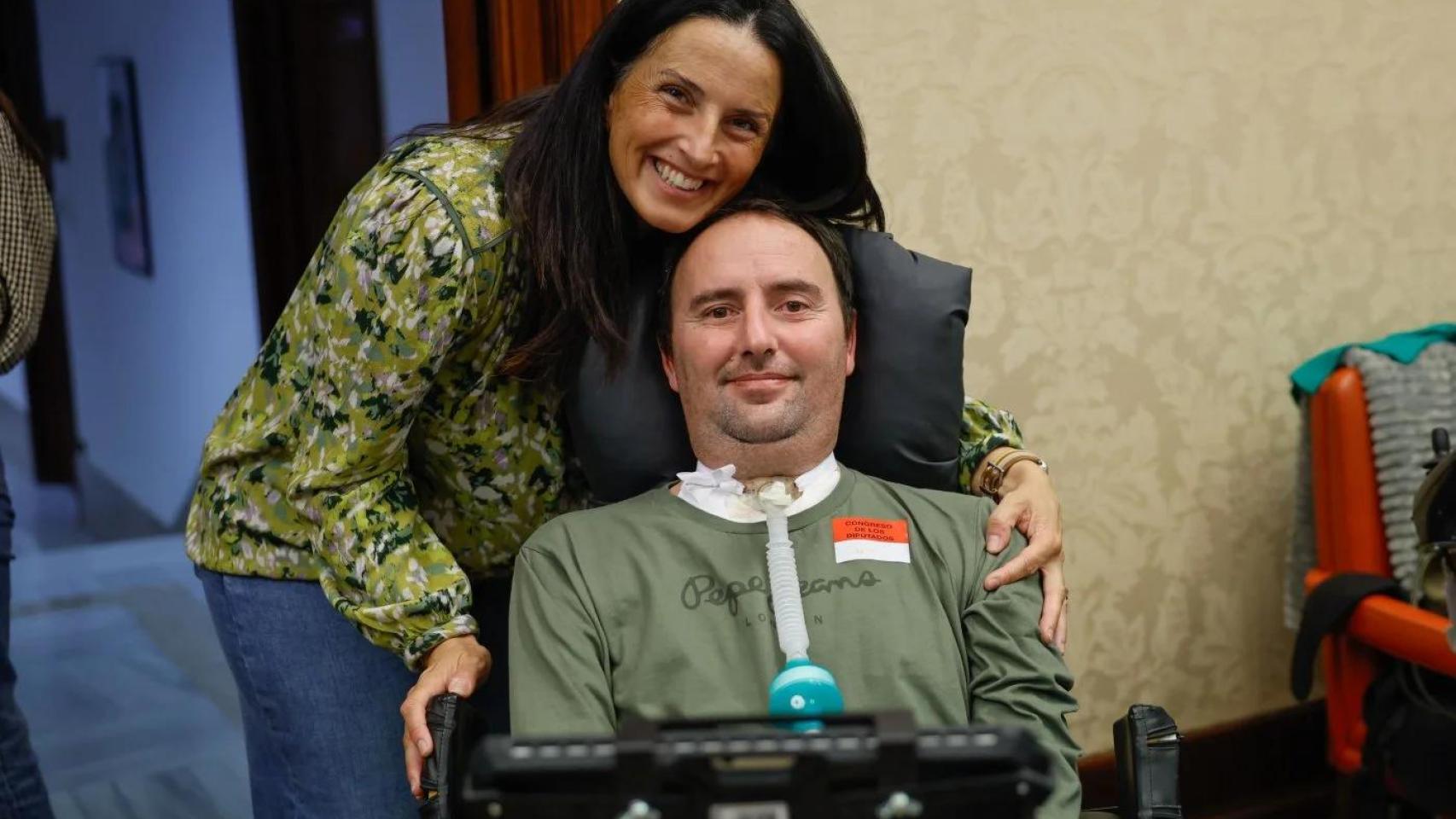 José Luis Capitán, enfermo de ELA, junto a su mujer, Teresa Pérez.