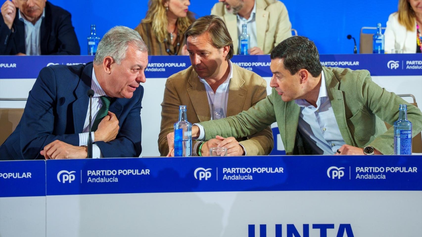 Juanma Moreno habla con el alcalde de Sevilla, José Luis Sanz