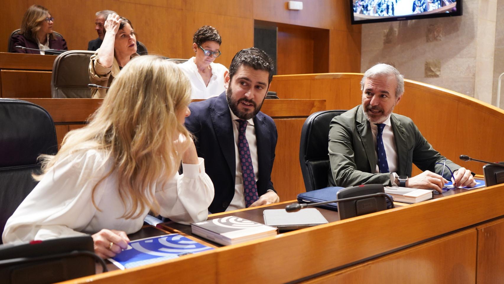Mar Vaquero, Alejandro Nolasco y Jorge Azcón, este martes en el pleno de las Cortes.