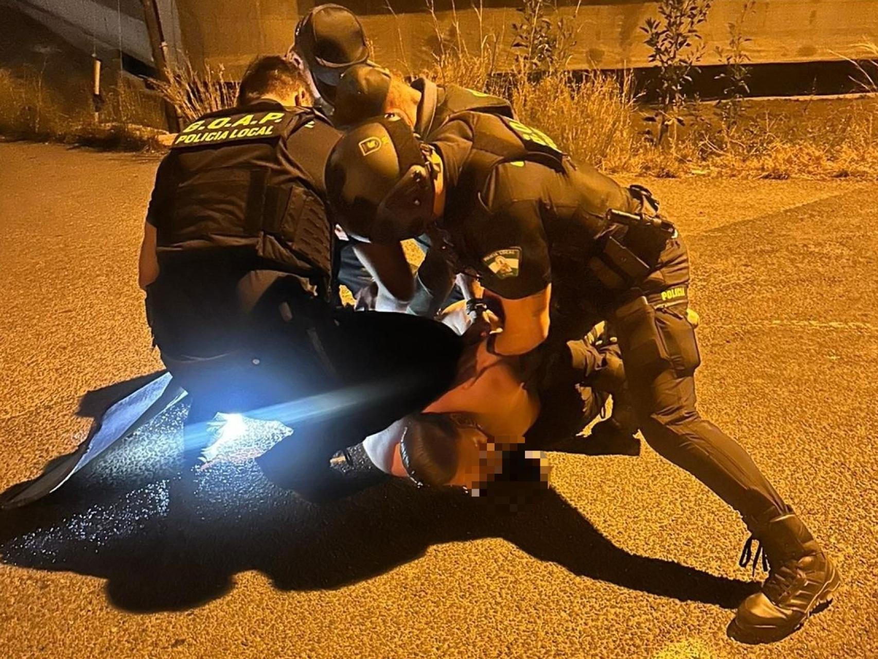 Unos agentes del Grupo Operativo de Apoyo y Prevención (GOAP) de la Policía Local de El Ejido, la madrugada del martes, arrestando a José Manuel tras matar a su padrastro y a su madre biológica.
