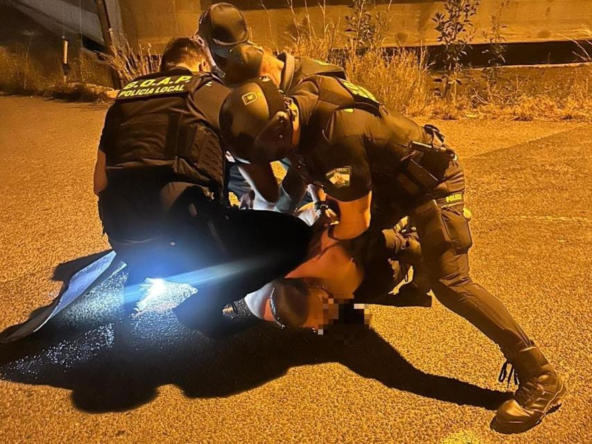 Unos agentes del Grupo Operativo de Apoyo y Prevención (GOAP) de la Policía Local de El Ejido, la madrugada del martes, arrestando a José Manuel tras matar a su padrastro y a su madre biológica.