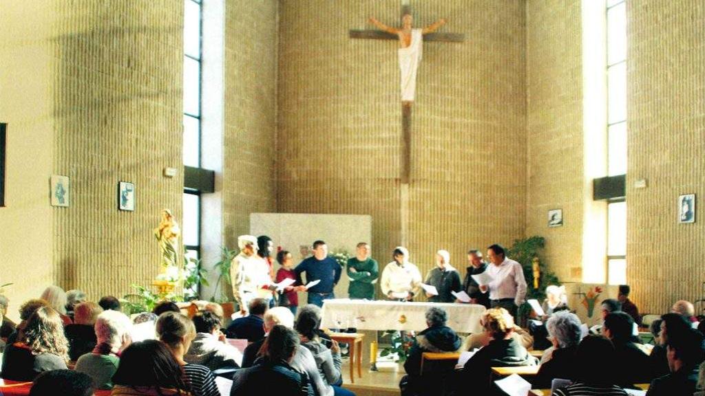 Imagen recurso de feligreses en la Parroquia de Nuestra Señora de Nazaret en el barrio de Buenos-Aires de Salamanca.