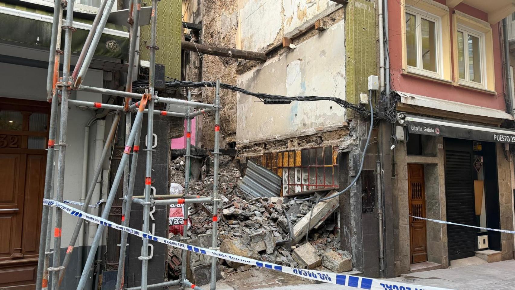 Estado de la calle Barrera tras finalizar la demolición del antiguo edificio okupa en el centro de A Coruña