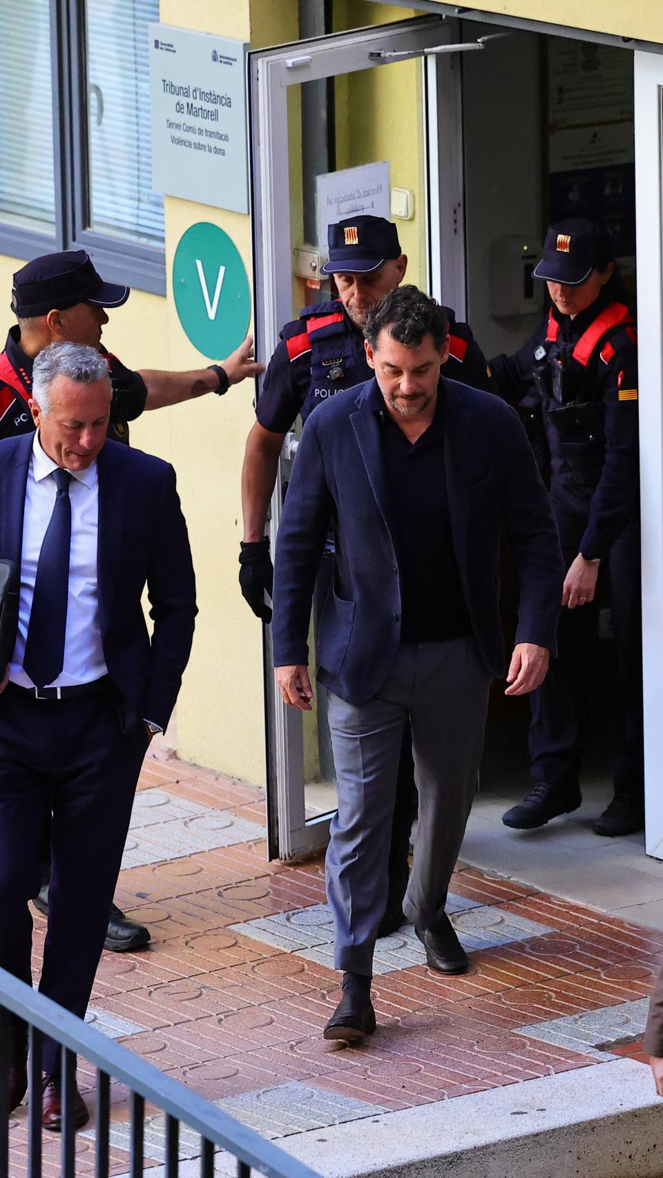 Jonathan Andic, hijo del fundador del grupo de moda Mango, Isak Andic, sale del juzgado tras depositar la fianza. Andic fue interrogado después de ser detenido en el marco de la investigación sobre la muerte de su padre, fallecido al caer por un barranco cerca de Barcelona en diciembre de 2024.