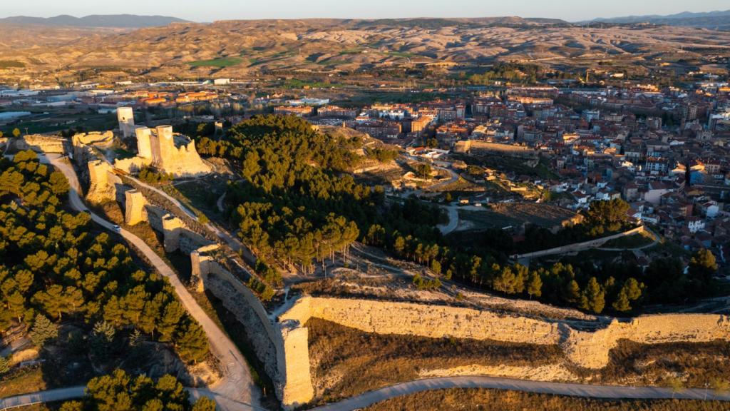 Vista aérea de los restos del Castillo de Ayub con muros de fortificación en Calatayud, España
