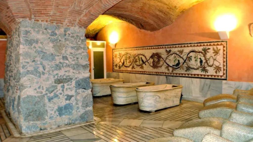 Termas romanas en el balneario de Baños de Montemayor.
