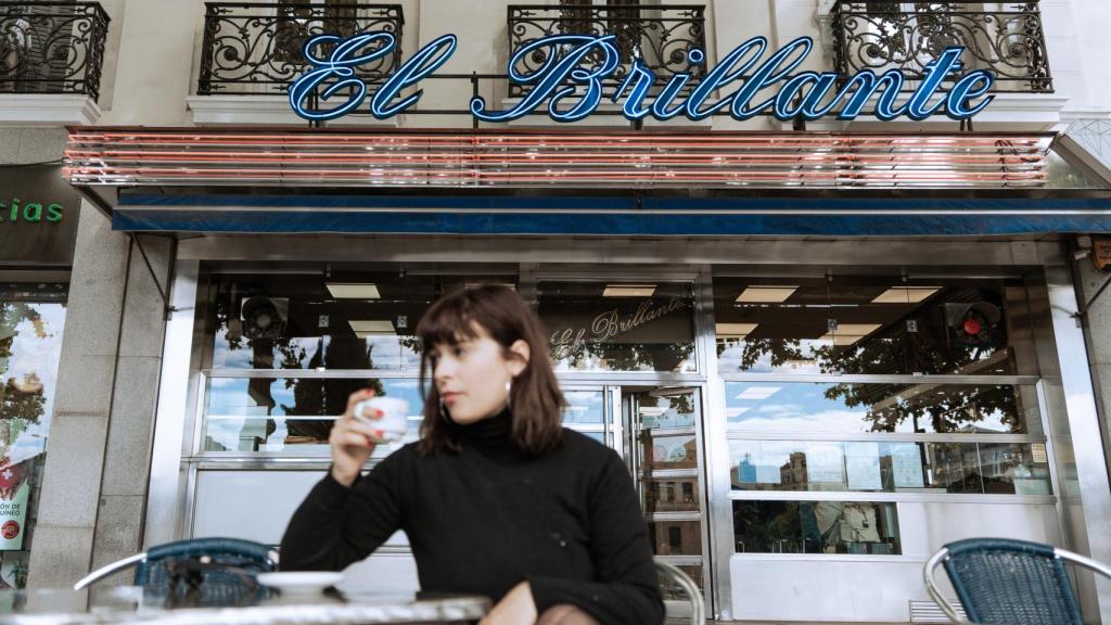 Dora Postigo en el bar El Brillante, momentos antes de la entrevista con EL ESPAÑOL.
