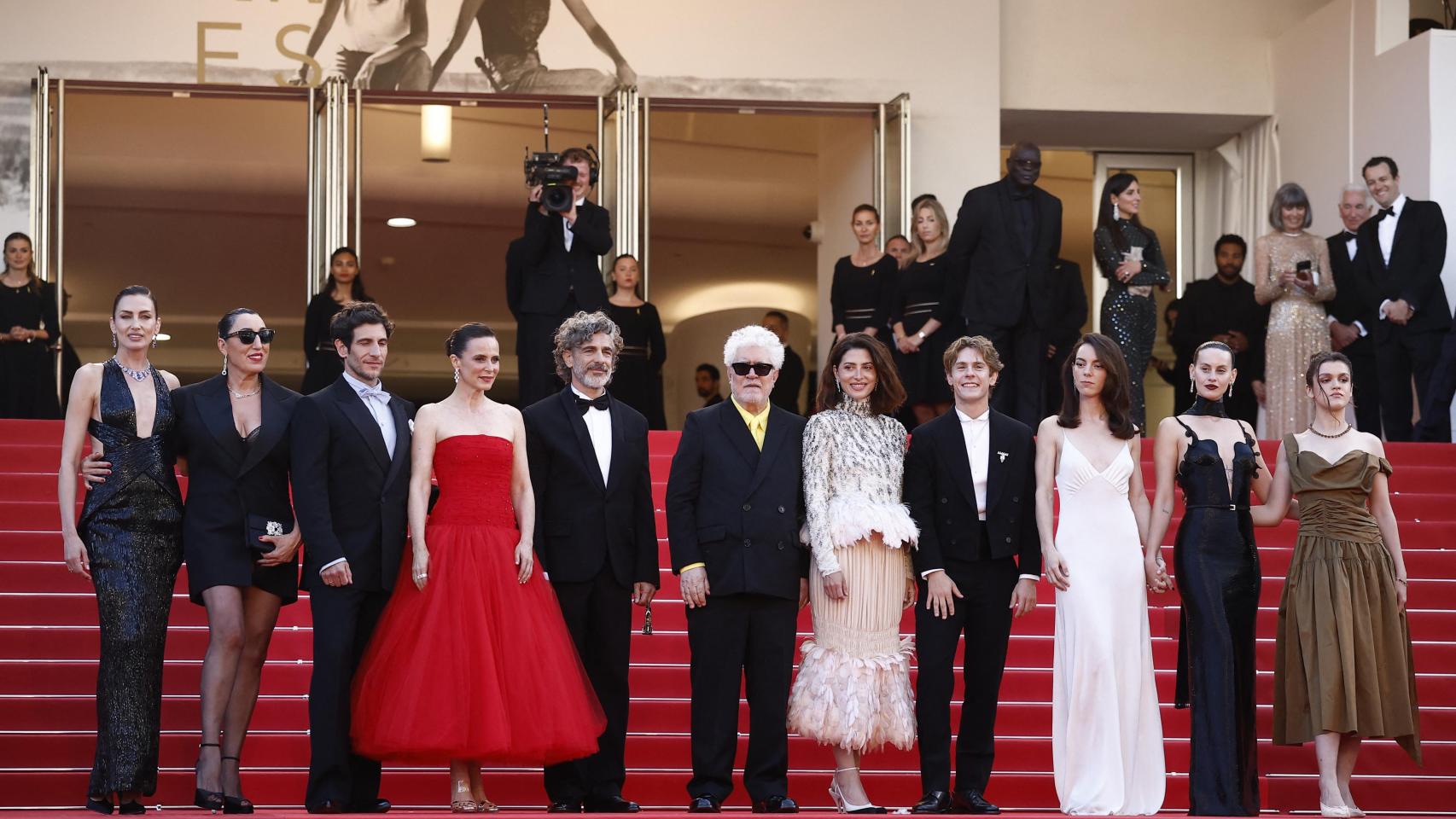 En la imagen, el director de cine rodeado del elenco de la cinta. 