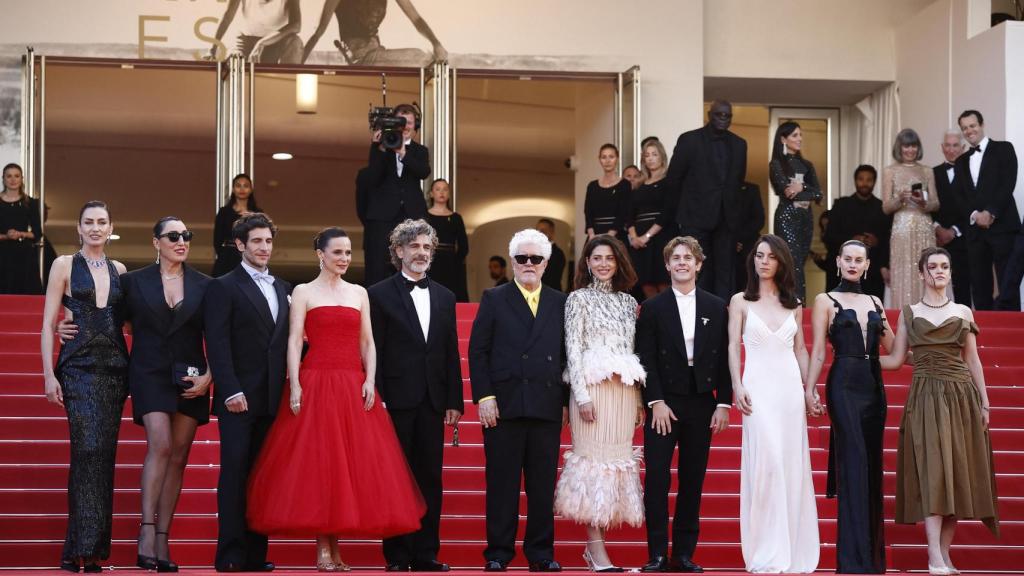 En la imagen, el director de cine rodeado del elenco de la cinta. 