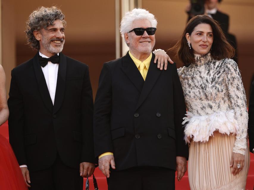 Leonardo Sbaraglia, Almodóvar y Bárbara Lennie a su llegada al festival en la tarde de hoy, 19 de mayo.