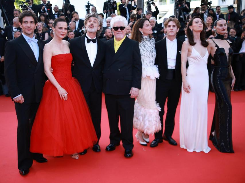 Aitana Sánchez-Gijón junto a sus compañeros y al director de cine.