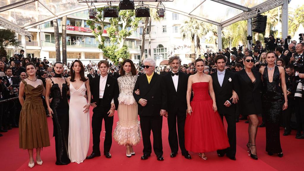 El reparto de 'Amarga Navidad' en Cannes.