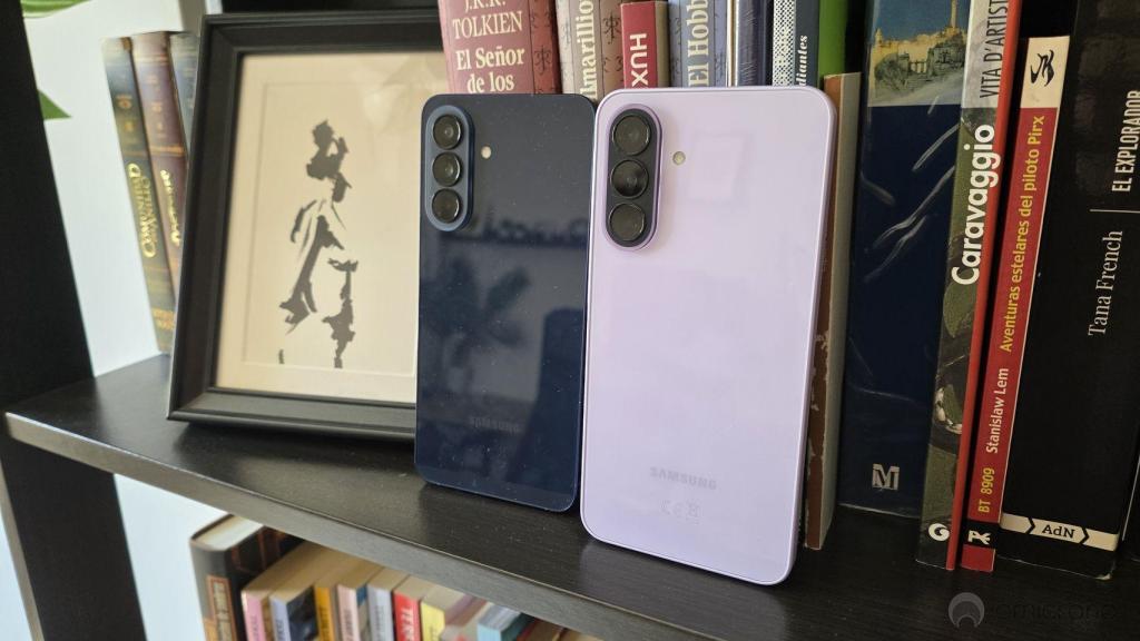 Samsung Galaxy A37 (violeta) y A57 (azul)