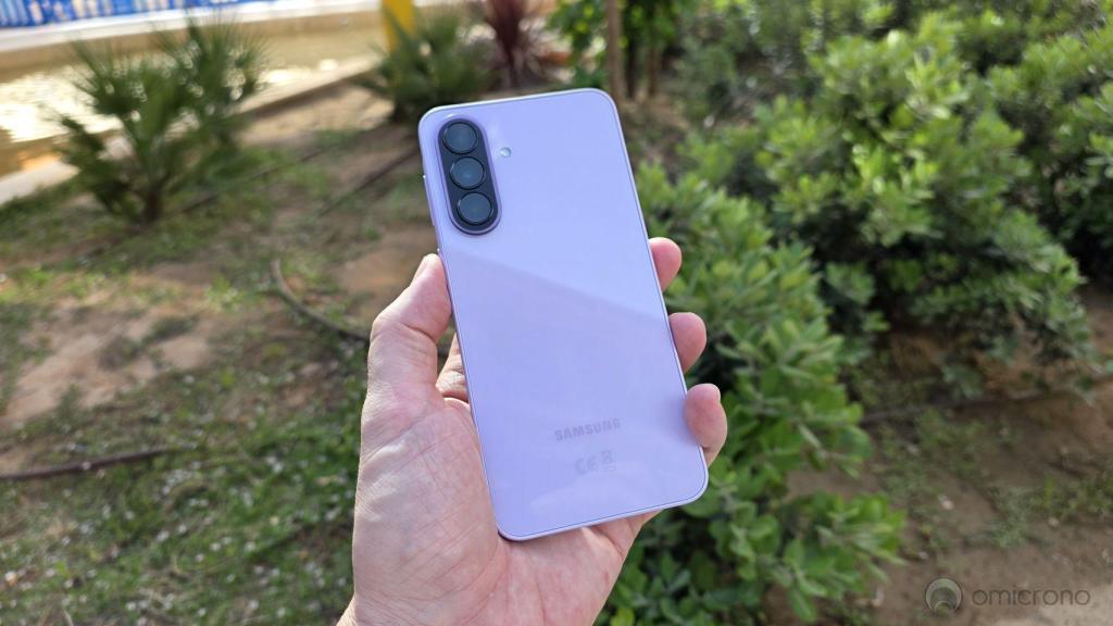 Samsung Galaxy A37 (violeta) y A57 (azul)