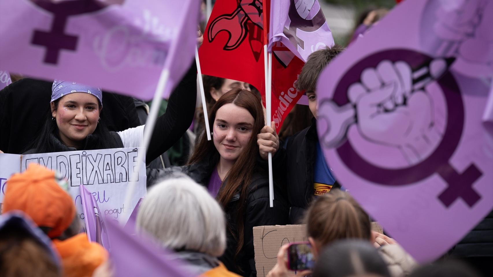 Imagen de archivo de dos mujeres durante una manifestación del Sindicat d'Estudiants y Lliures i Combatives por la huelga del 8M, a 7 de marzo de 2025, en Barcelona.