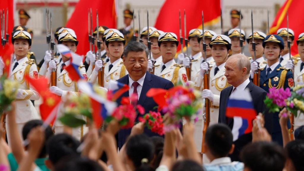 Xi Jinping y Vladímir Putin llegando al Gran Palacio del Pueblo para su encuentro.