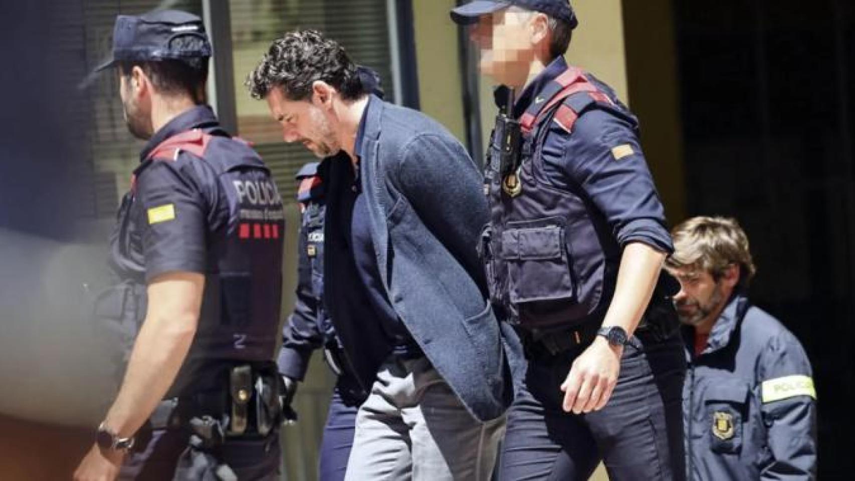 Jonathan Andic llega esposado a los juzgados para declarar tras su detención por la muerte de su padre, Isak Andic