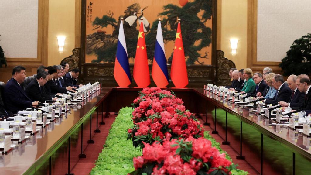 Reunión entre las delegaciones china y rusa encabezadas por Xi Jinping y Vladímir Putin.