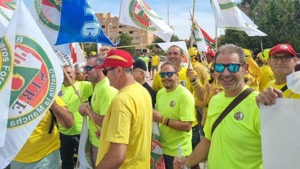 Manifestantes del SIBF. 