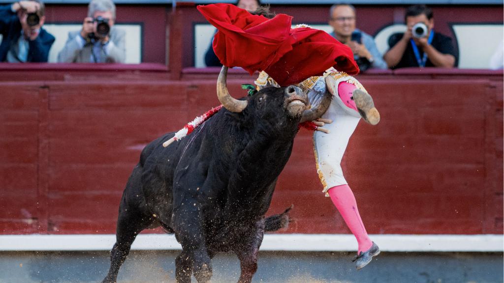 Cogida del novillero catalán Mario Vilau en el quinto de la tarde.