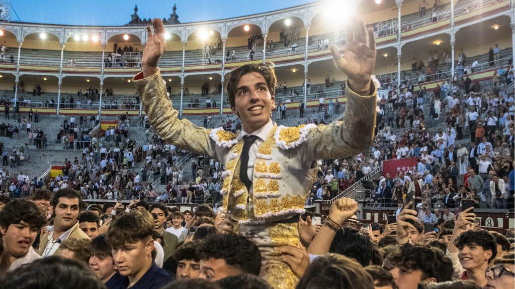 Julio Norte sacado a un hombros por los aficionados más jóvenes en la Plaza de Toros de Las Ventas.