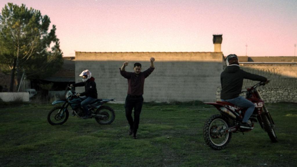 Diego Baeza baila jotas entre motos