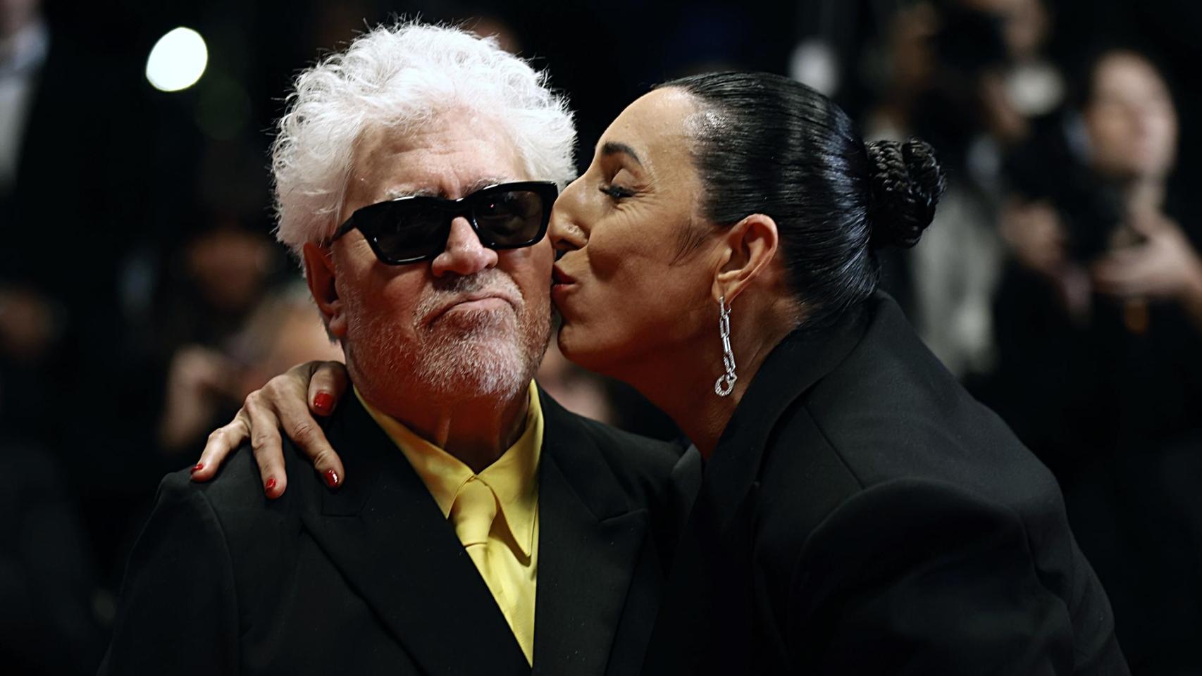 Pedro Almodóvar y Rossy de Palma, en la première de 'Amarga Navidad' en Cannes. Foto: EFE/EPA/TERESA SUAREZ