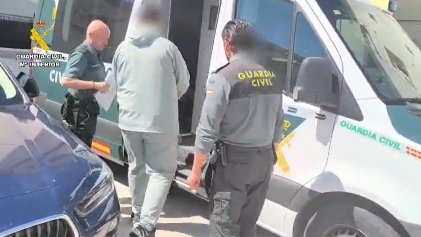 El detenido, custodiado por dos agentes de la Guardia Civil.