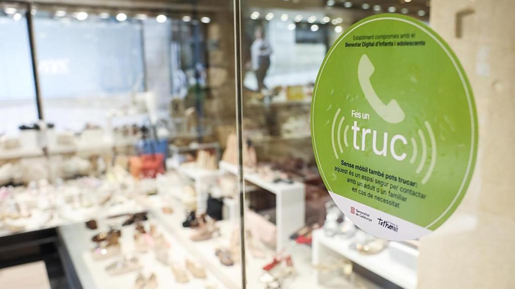 Pegatina de un comercio en Cataluña