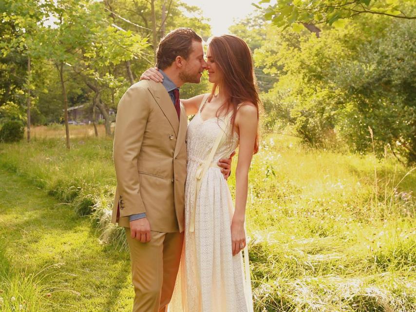 Bee y Francesco, mirándose enamorados.