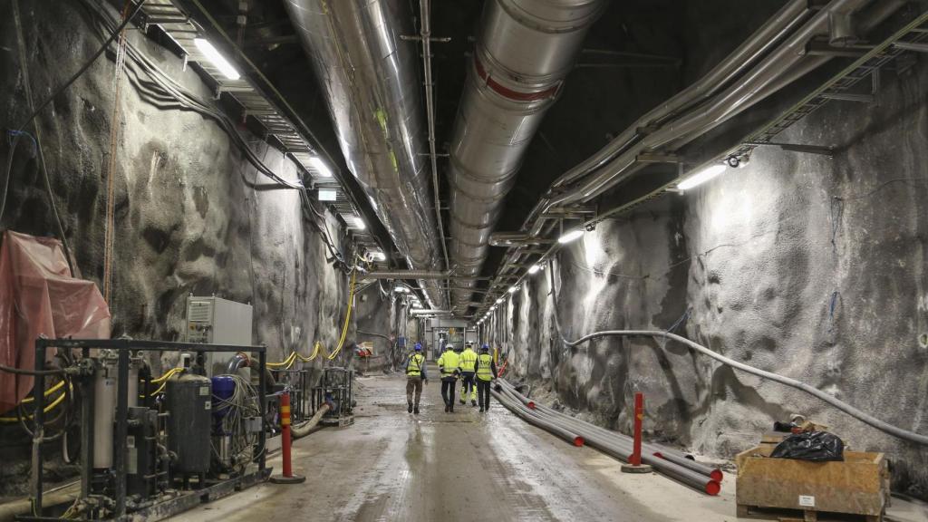 Vista de uno de los túneles donde se depositarán los contenedores con los residuos nucleares en Finlandia.