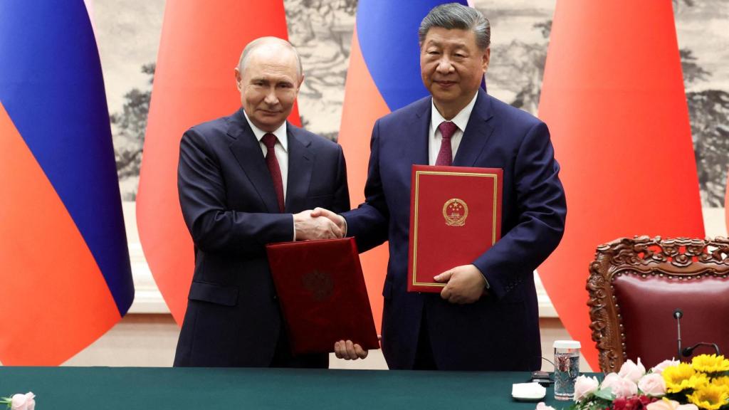 Vladímir Putin y Xi Jinping firmando acuerdos en el Gran Palacio del Pueblo.
