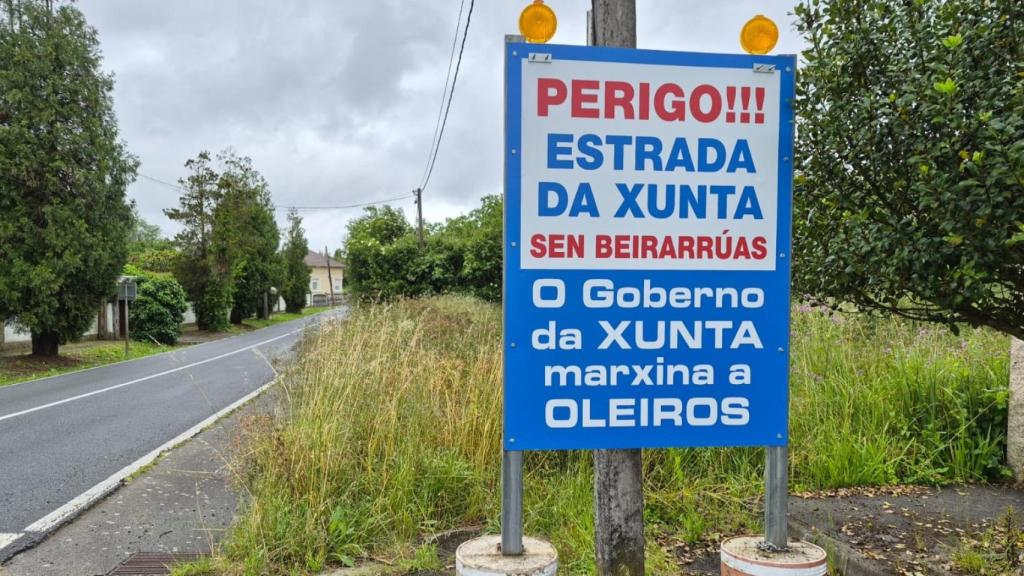 Cartel en la avenida Isaac Díaz Pardo en Oleiros (A Coruña)
